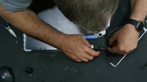 Как починить ноутбук HP 15-bs520ns с не открывающимися петлями? замена петель