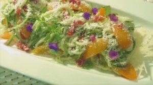 Салат из цуккини с соусом песто