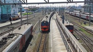 Электропоезд ЭД4М-0114 прибывает на станцию Новосибирск-Главный