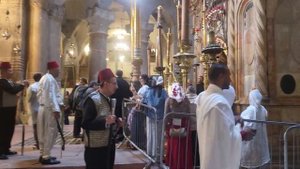 В сопровождении кавасов с нагайками высшие чины Коптской и Сирийской церквей шествуют от Кувуклии