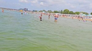 Анапа в конце июля 2023 г. Море стало чище на песчаном пляже, теплее, погода жаркая. Смотрим пляж.