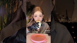 Грызёт рыбу из льда с замороженной пеной внутри! АСМР грызёт лёд