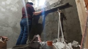Продолжаем штукатурить стены
