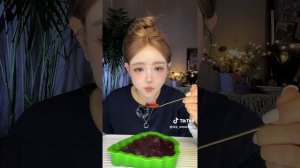 Хрустит жёсткими кубиками льда с вишнёвым соком!