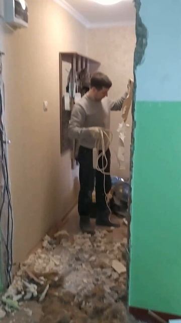 ДЕМОНТАЖ СТАРОЙ И УСТАНОВКА НОВОЙ ВХОДНОЙ ДВЕРИ #shorts смотреть онлайн