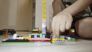 Максанг играет в лего.первое видео ребенок снял сам.