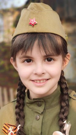 "Катюша"  - песни Победы. "Выходила на берег Катюша" - поёт Ариана Гаязова.