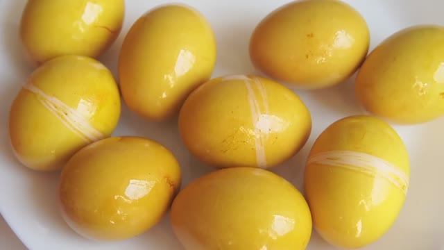 ПАСХАЛЬНЫЕ ЯЙЦА без химии! Как красиво покрасить яйца куркумой на Пасху!