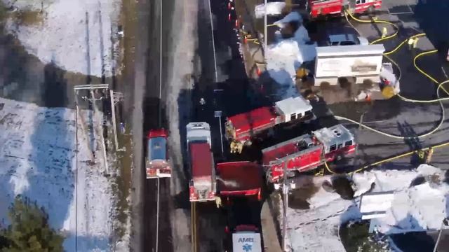 Martin's Country Market Fire (Live drone footage) смотреть онлайн