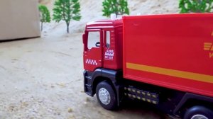 Смешная полицейская машина погоня | История игрушек с трактором и динозавром