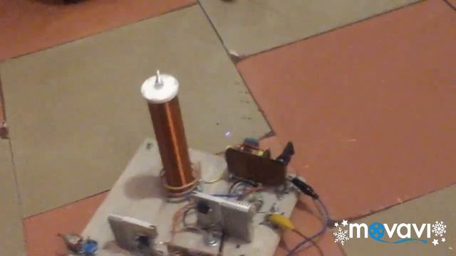 Передатчик энергии по одному проводу на основе двух резонаторов. Схема