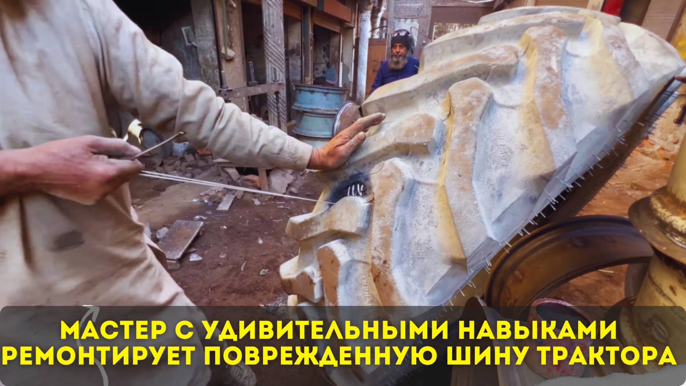 Мастер С Удивительными Навыками Ремонтирует Поврежденную Шину Трактора