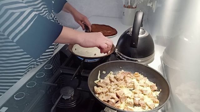 К жареной картошке добавились заварные блинчики// У нас гром и гроза, как в мае.