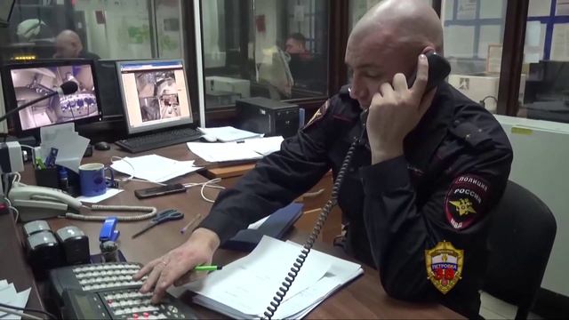 Полицейские юга и центра Москвы задержали курьеров телефонных мошенников
