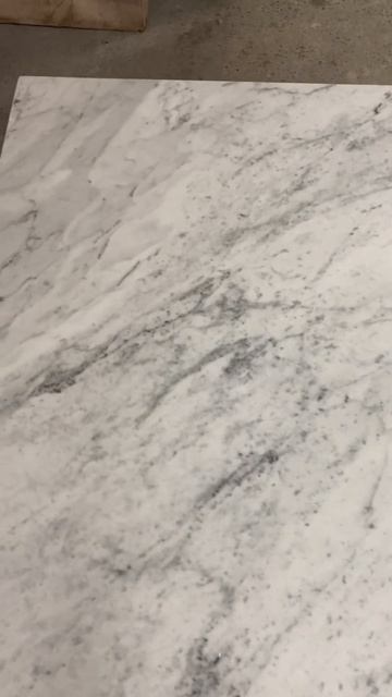 Журнальный стол из итальянского мрамора Bianco Carrara.