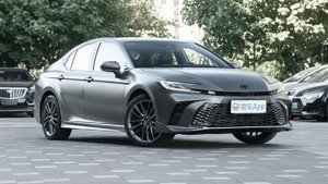 «Умная» Toyota Camry 2025 с гибридным мотором вышла в продажу за 1,85 миллиона рублей