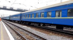 Электровоз ЧС7-111 с пассажирским поездом