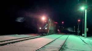 В 30-градусный мороз! ТЭП70БС-027 с поездом Пенза - Москва пролетает станцию Коршуновка