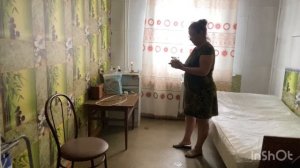 Зажигаю свечи и брызгаю святой водой квартиру