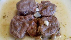 Говядина с луком, чесноком и зеленью