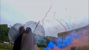 Дневное фейерверк-шоу в центре на свадьбе