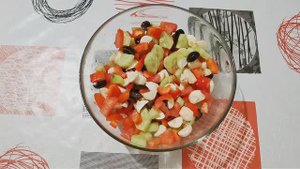 Салат с моцарелой и маслинами