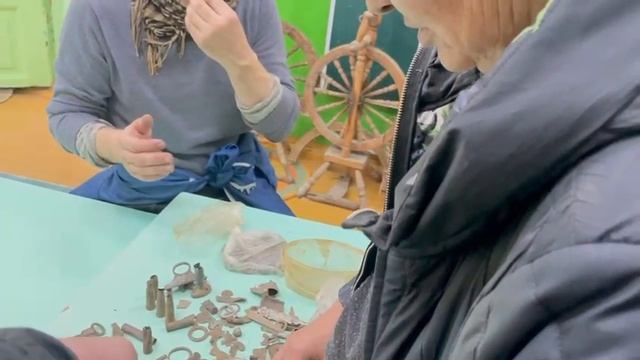 Новые раритеты переданы в музей села Альшань Владимиром Ореховым. Разбирает Валерий Панов