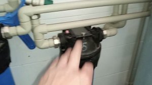 Как устранить большое количество железа в воде и зачем устанавливать манометры в системе?