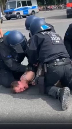 фрицы бьют ЕВРОбабу по спине