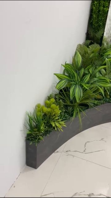 Водопад по зеркалу с оформлением искусственными растениями