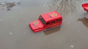 Пожарная машина спасает игрушечную пожарную машину из грязи