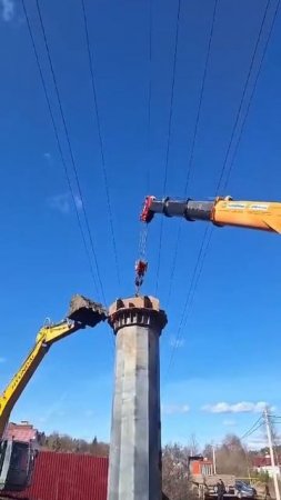 Экскаватор помогает выравнить опору 📞 Услуги бурения +7 (985) 185-77-77.