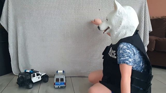 Полицейская собака спасает игрушечные тракторы из пещеры - Для детей