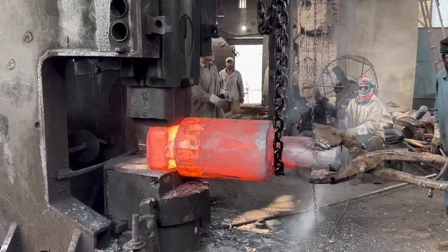 Производство и механическая обработка гигантских коленчатых валов.