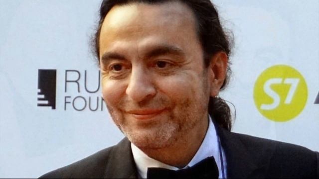 УВЕЛА ЕГО ИЗ СЕМЬИ! Вот как выглядит жена Джаника Файзиева смотреть онлайн