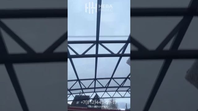 Полуарочный навес для террасы из монолитного поликарбоната с перилами