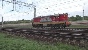 Маневровый тепловоз ЧМЭ3-1134 (ТЧЭ-6) следует резервом.