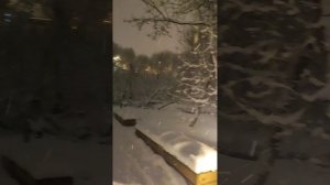Москва апрель берега реки Чермянки под белым покрывалом снега. Отрадное весна