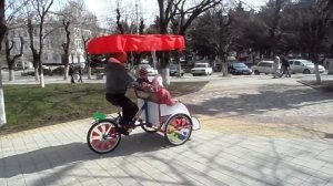 Велорикша Маруся едет по городу