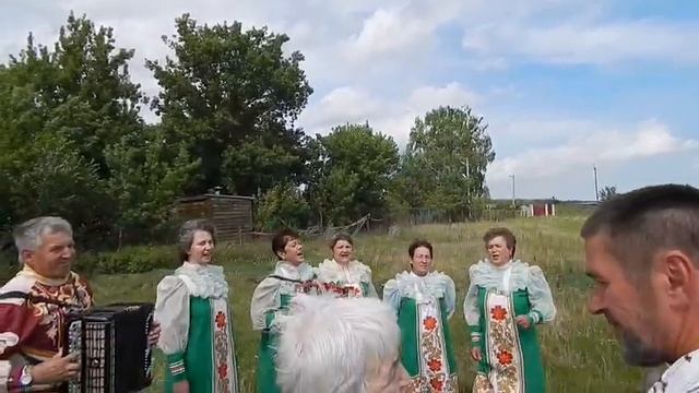 Хор села Лаврово поздравляет В.М. Катанова с 85-летием в д. Сеножать. Июль 2015 года.