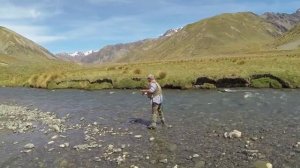 Ловлю коричневую форель в горах Новой Зеландии.