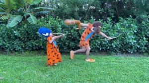 Сеня и Папа играют в Древних Людей