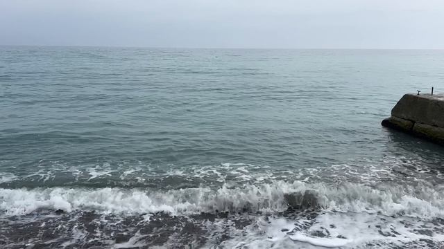 Ялта. Приморский пляж. Морской прибой. Туман. Море прогревается. 26.03.2025. Крым. Crimea. Yalta.