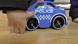 Полицейский меняет колесо на машине - для детей