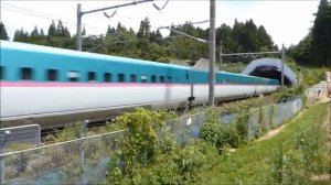 青函トンネル入口広場を通過するE5系北海道新幹線