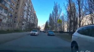 Тольятти . бульварГая . Дети на самокате выскакивают из -за машины.
