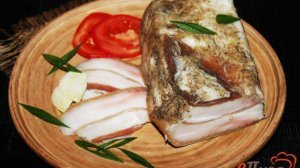 Сало соленое с чесноком в пергаменте