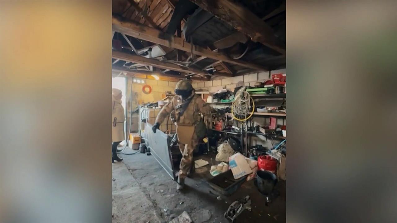 Сотрудники ФСБ и Росгвардии обнаружили в ДНР тайник со взрывчаткой