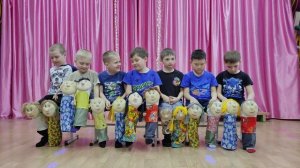 Танец "Топотушки" разучиваем.