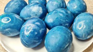 Красим яйца в синий цвет краснокочанной капустой.